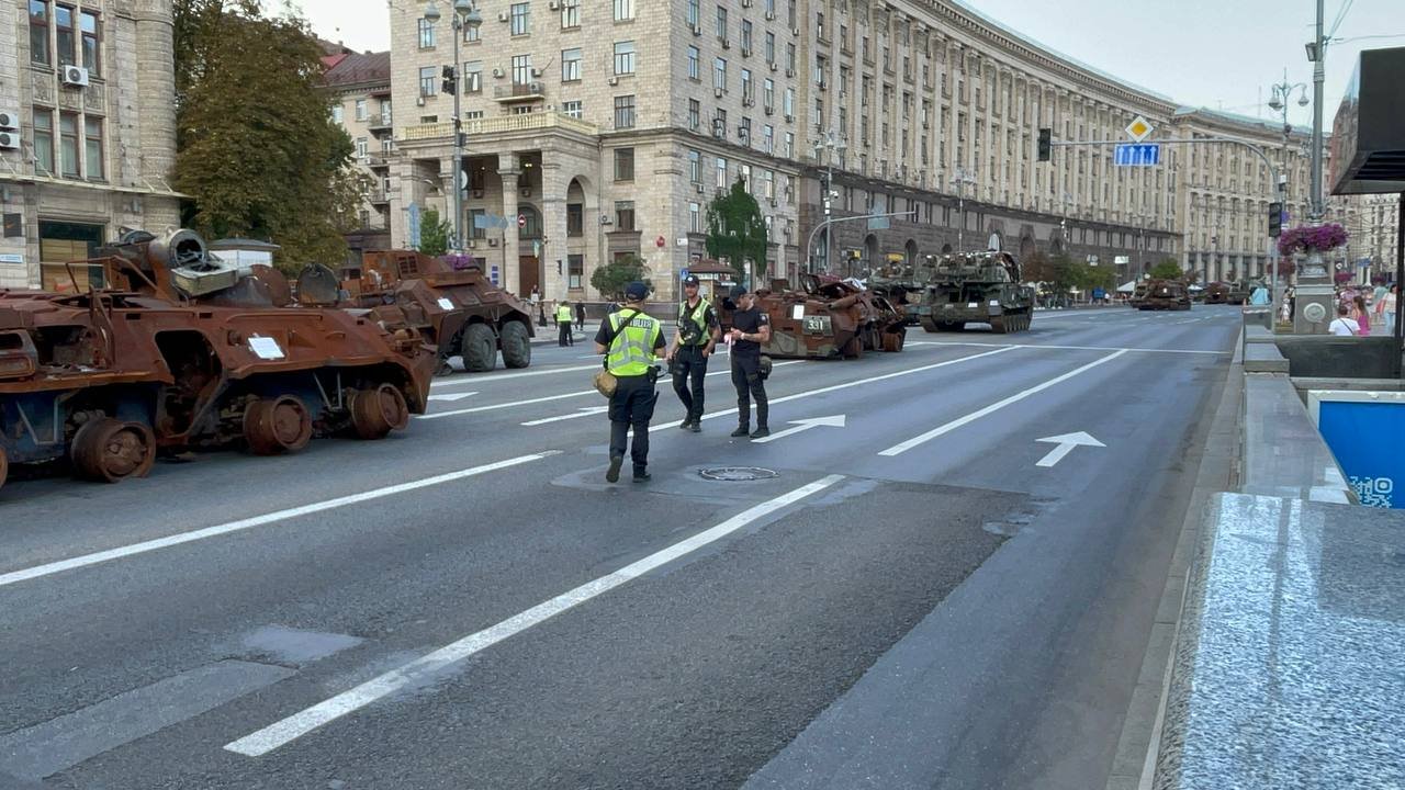 У Києві на Хрещатику виставили знищену ворожу техніку 3