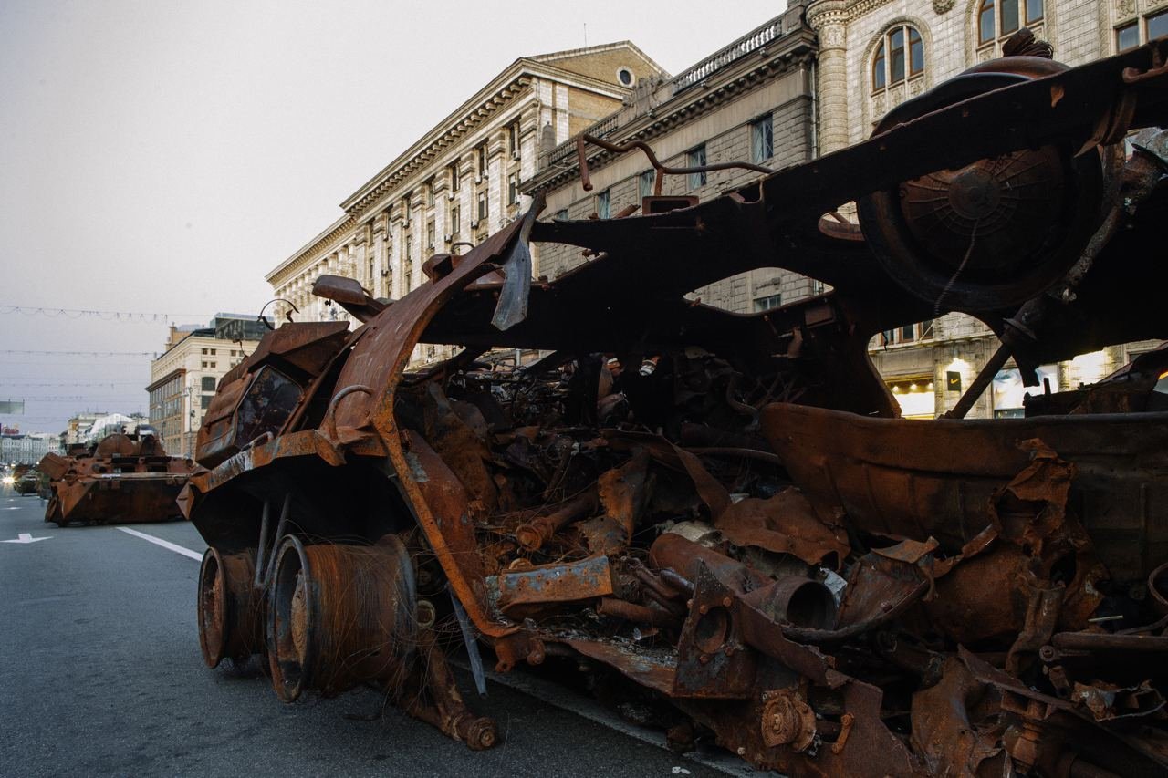 Розбиті танки та гармати: як на світанку виглядає виставка ворожої техніки на безлюдному Хрещатику 4