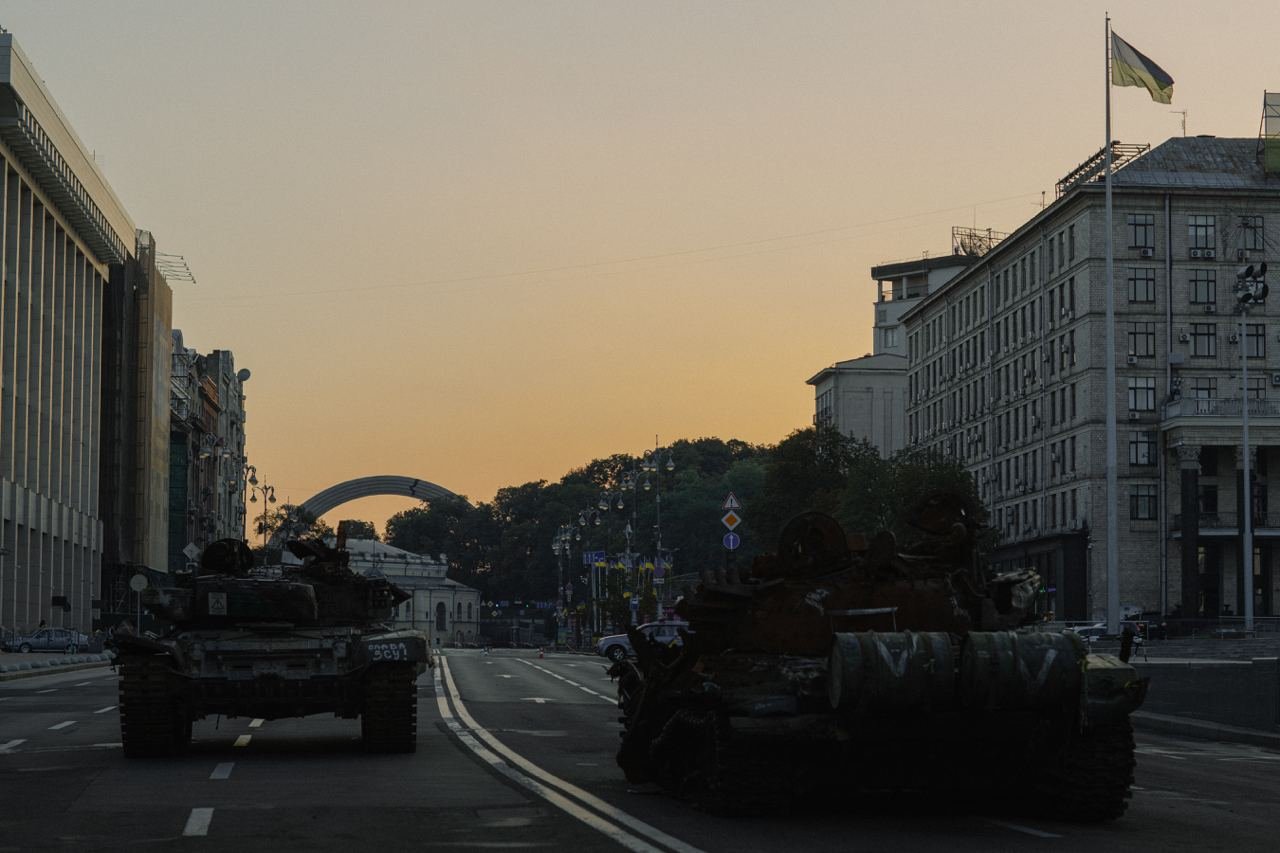 Розбиті танки та гармати: як на світанку виглядає виставка ворожої техніки на безлюдному Хрещатику 7