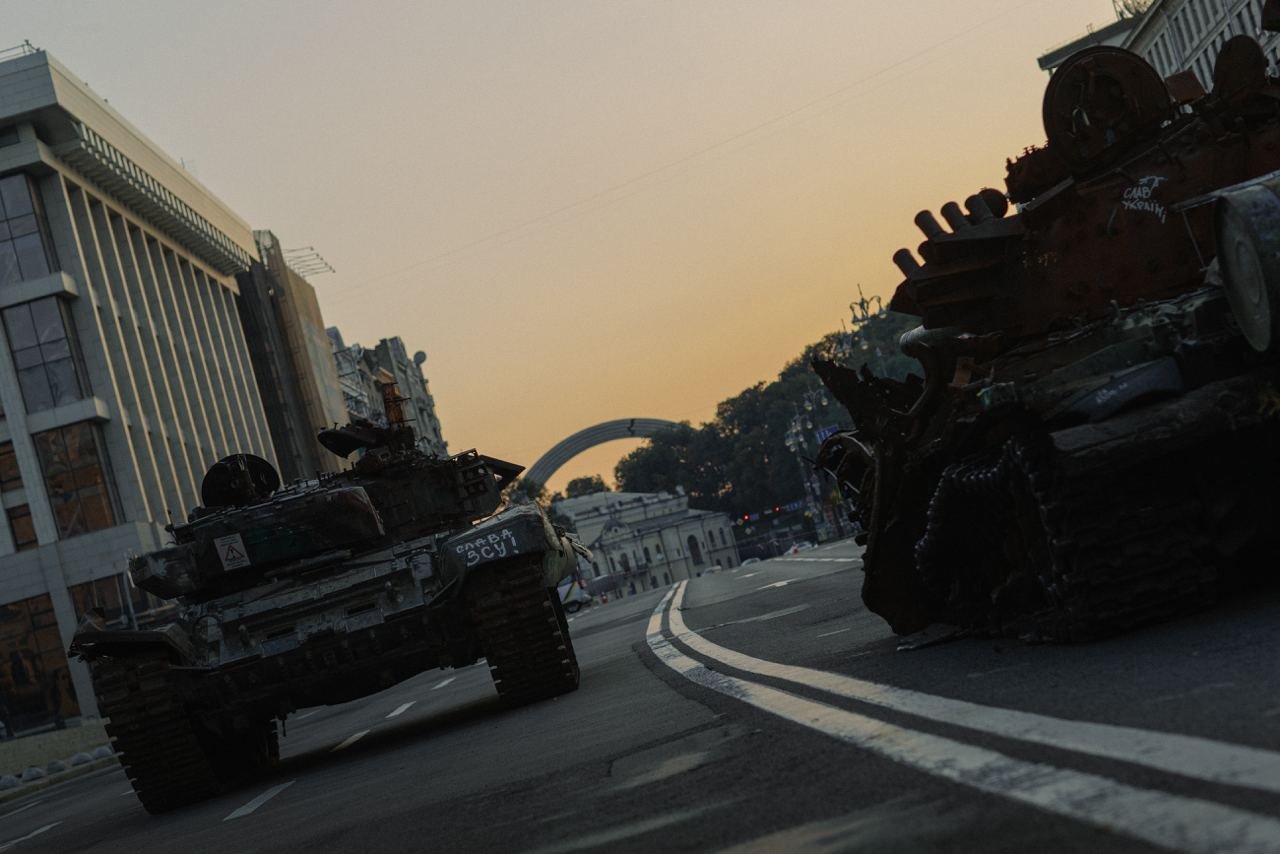 Розбиті танки та гармати: як на світанку виглядає виставка ворожої техніки на безлюдному Хрещатику 8