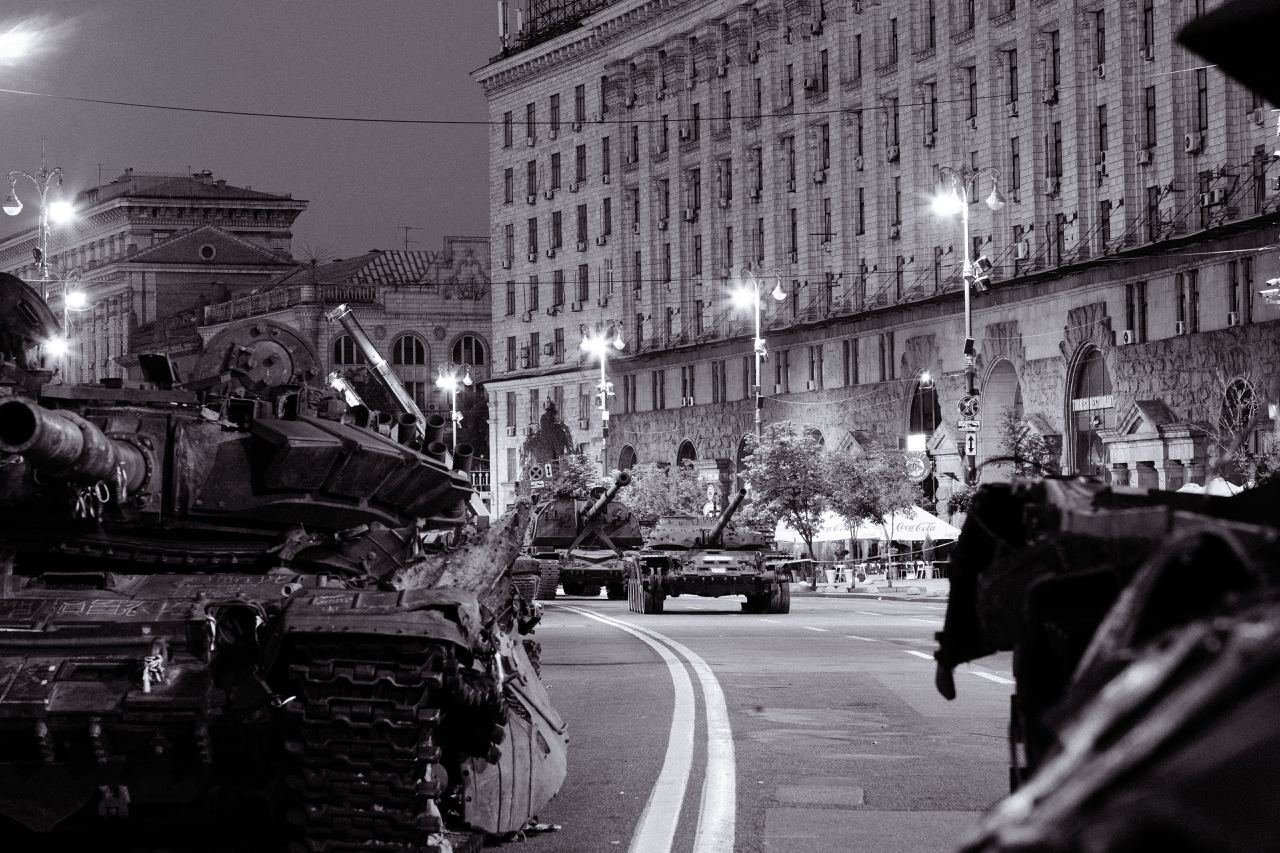 Розбиті танки та гармати: як на світанку виглядає виставка ворожої техніки на безлюдному Хрещатику 9