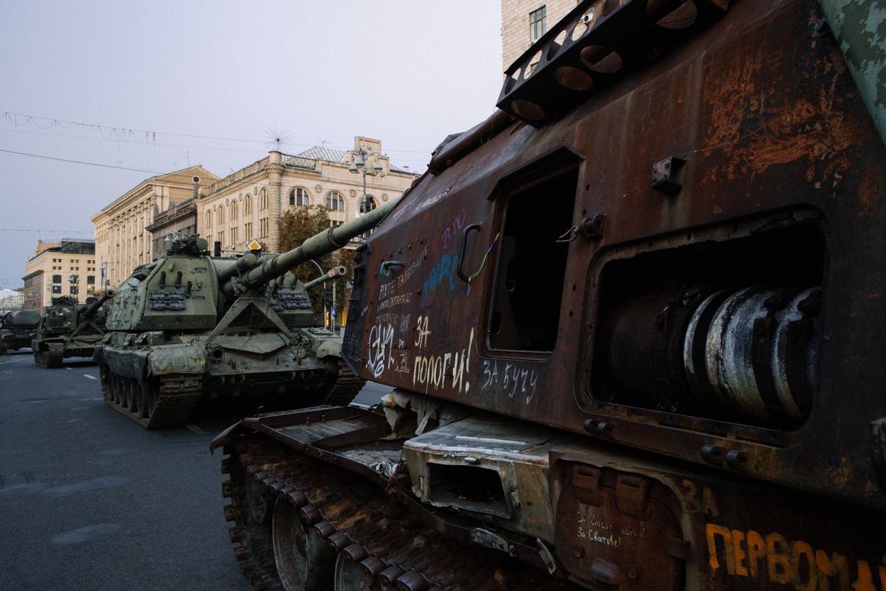 Розбиті танки та гармати: як на світанку виглядає виставка ворожої техніки на безлюдному Хрещатику 10