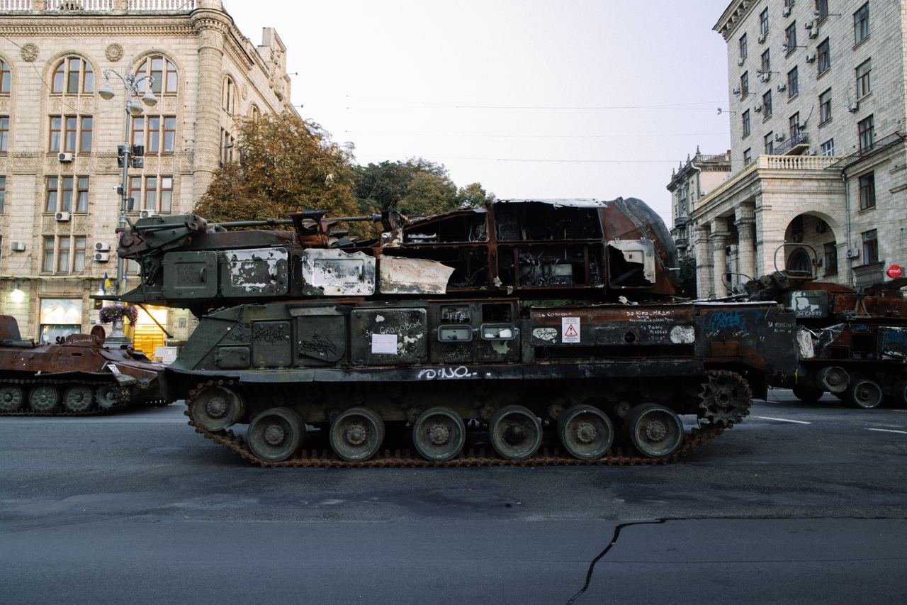 Розбиті танки та гармати: як на світанку виглядає виставка ворожої техніки на безлюдному Хрещатику 11