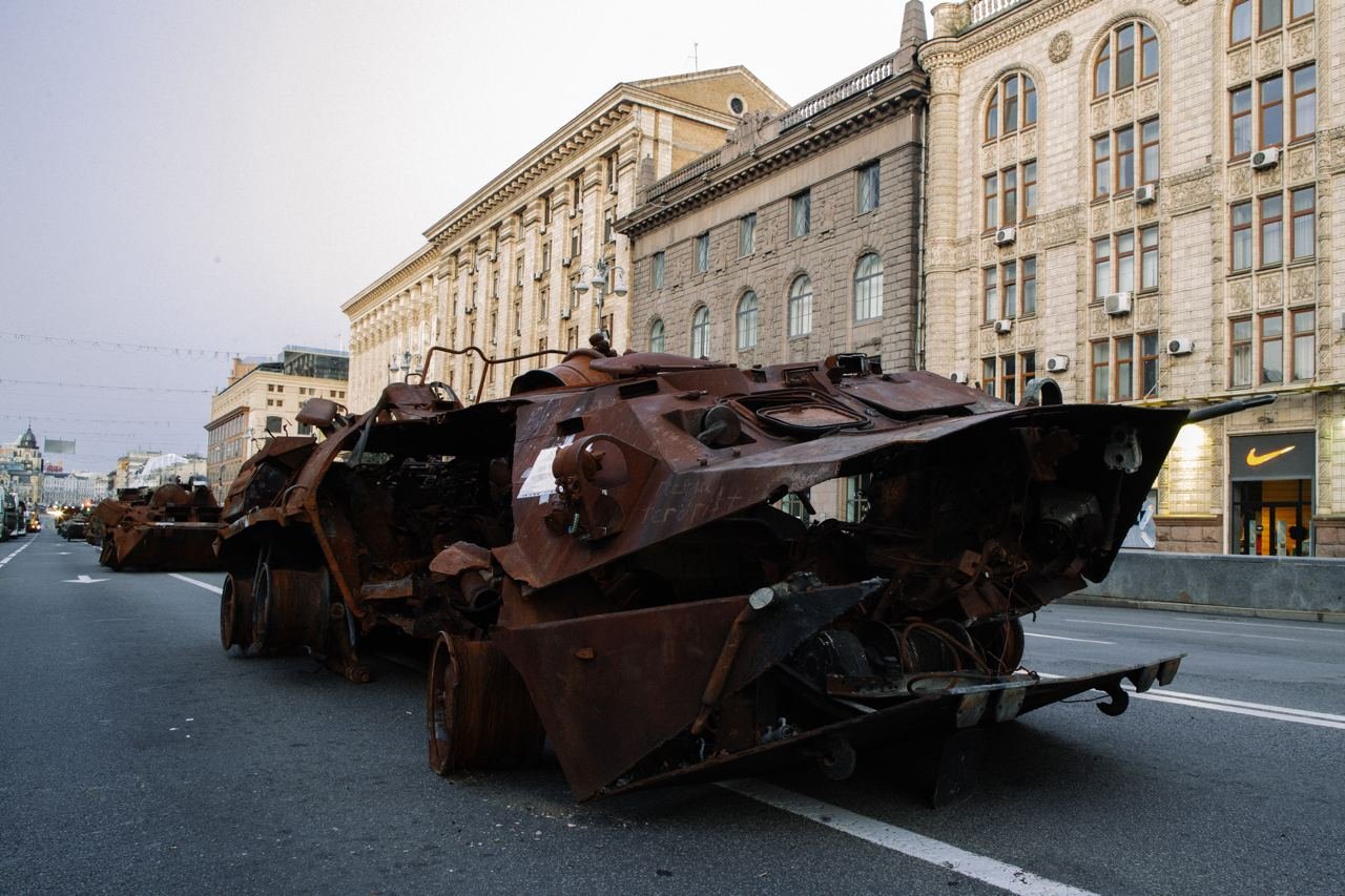 Розбиті танки та гармати: як на світанку виглядає виставка ворожої техніки на безлюдному Хрещатику 12