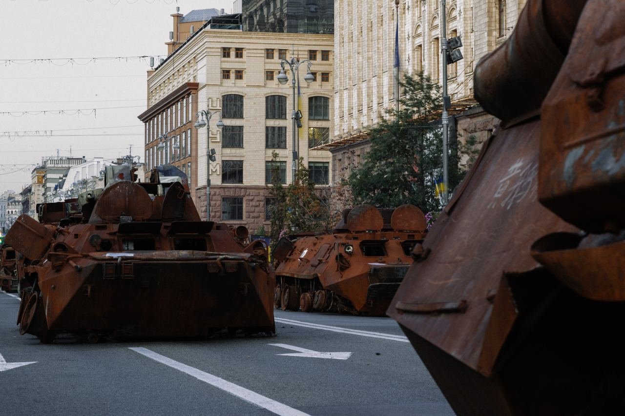 Розбиті танки та гармати: як на світанку виглядає виставка ворожої техніки на безлюдному Хрещатику 14