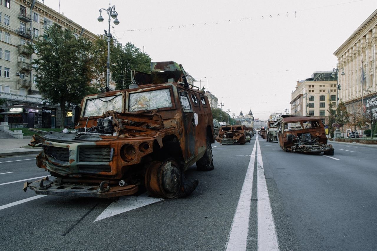 Розбиті танки та гармати: як на світанку виглядає виставка ворожої техніки на безлюдному Хрещатику 15