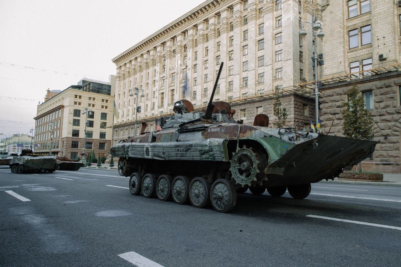 Розбиті танки та гармати: як на світанку виглядає виставка ворожої техніки на безлюдному Хрещатику 17