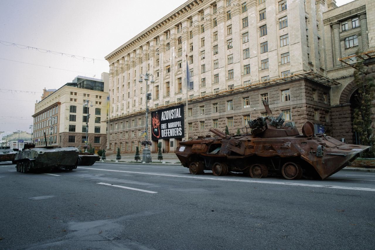 Розбиті танки та гармати: як на світанку виглядає виставка ворожої техніки на безлюдному Хрещатику 18