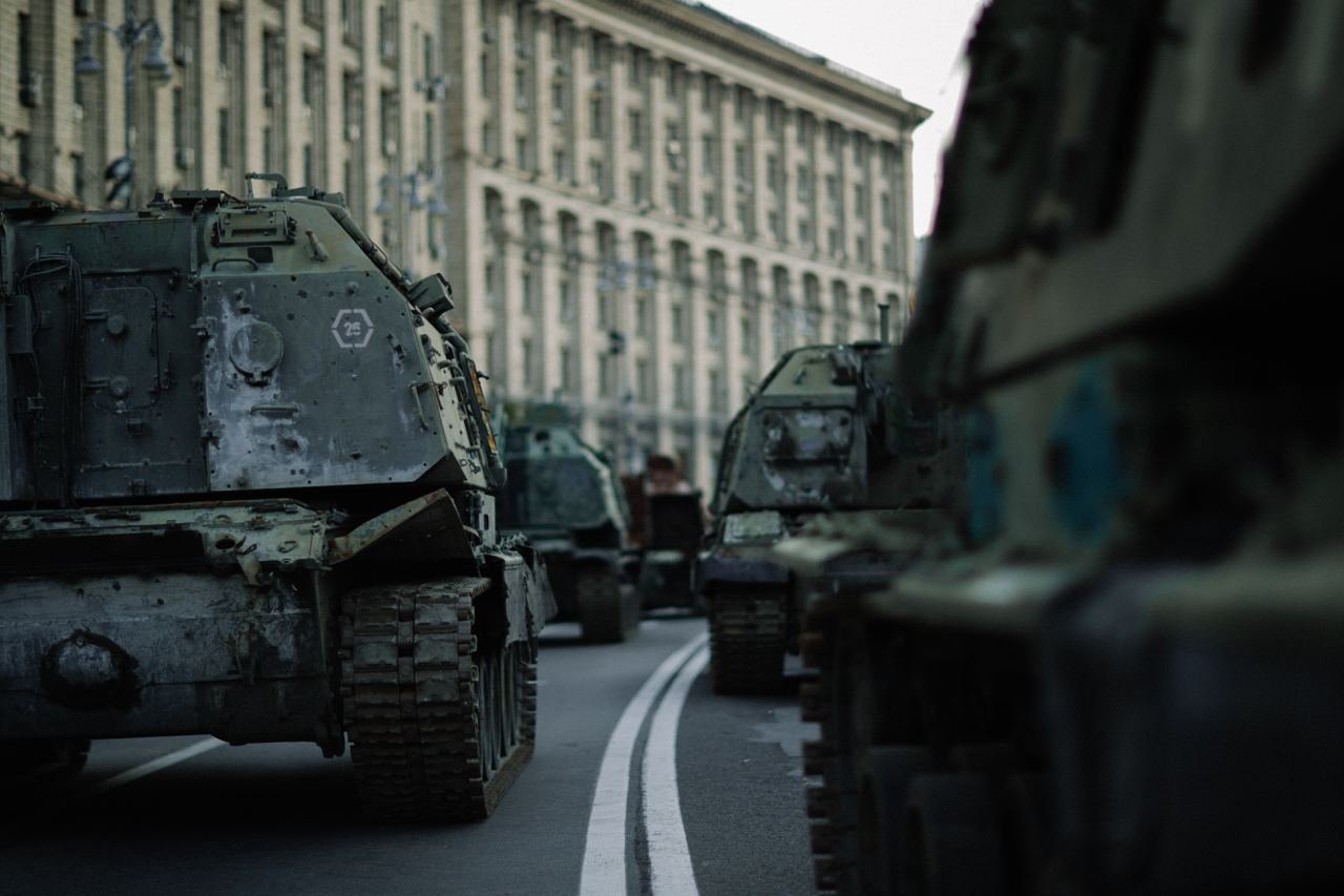 Розбиті танки та гармати: як на світанку виглядає виставка ворожої техніки на безлюдному Хрещатику 21