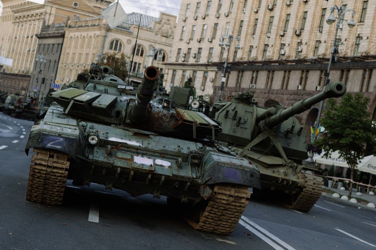 Розбиті танки та гармати: як на світанку виглядає виставка ворожої техніки на безлюдному Хрещатику 22
