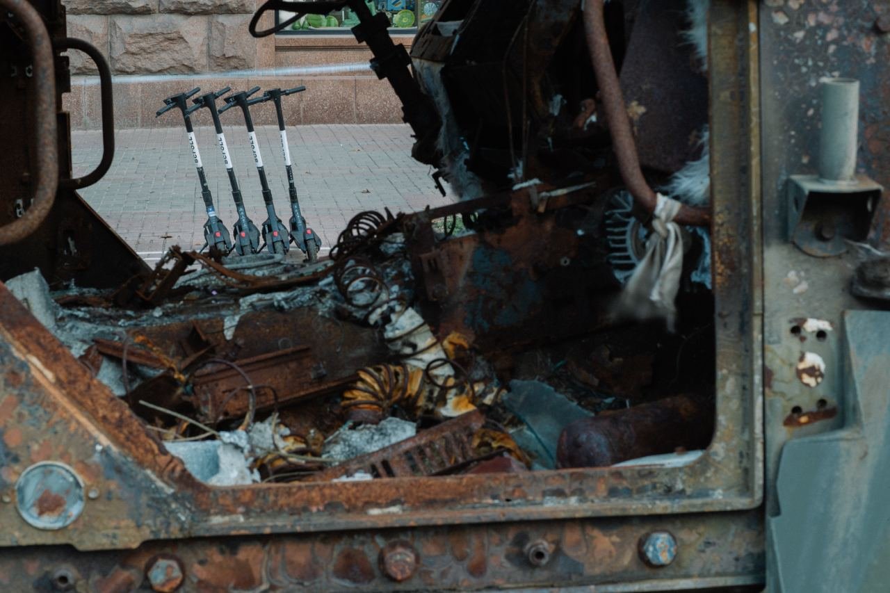 Розбиті танки та гармати: як на світанку виглядає виставка ворожої техніки на безлюдному Хрещатику 23