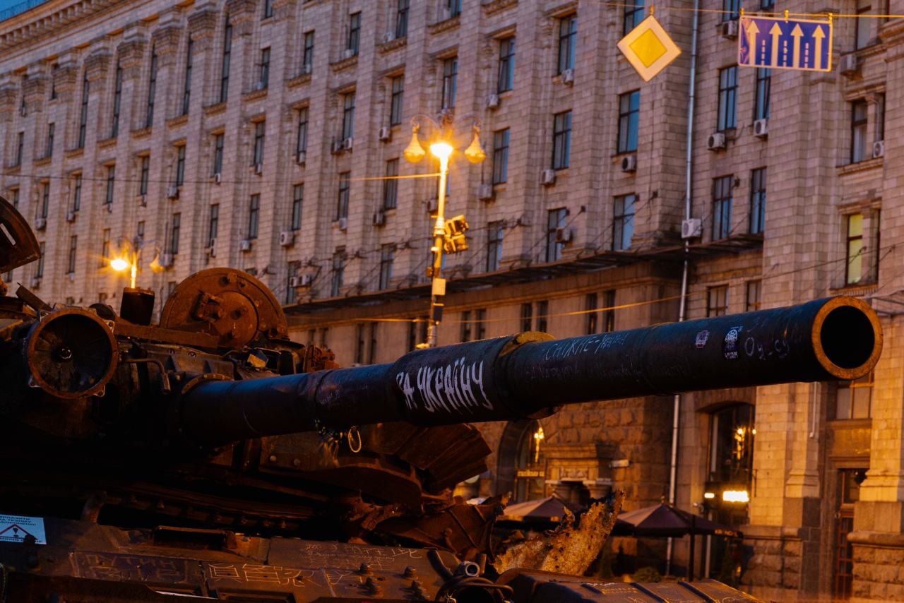 Розбиті танки та гармати: як на світанку виглядає виставка ворожої техніки на безлюдному Хрещатику 24