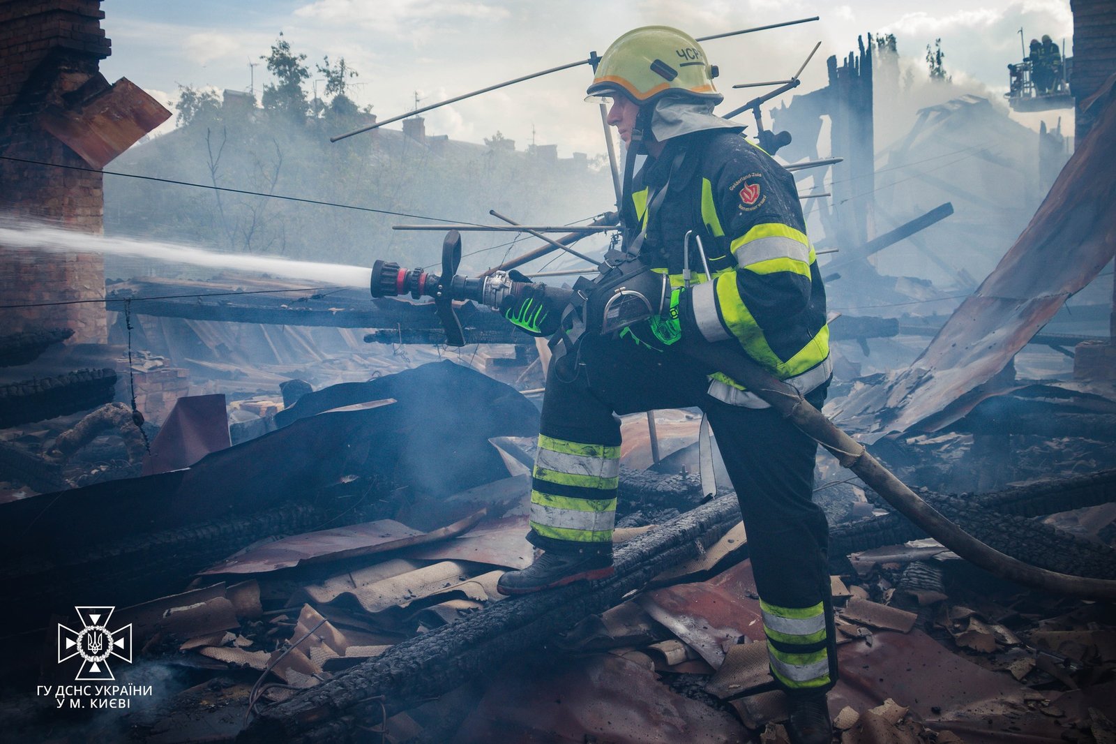 Масштабна пожежа у будинку на Печерську: що відомо 3