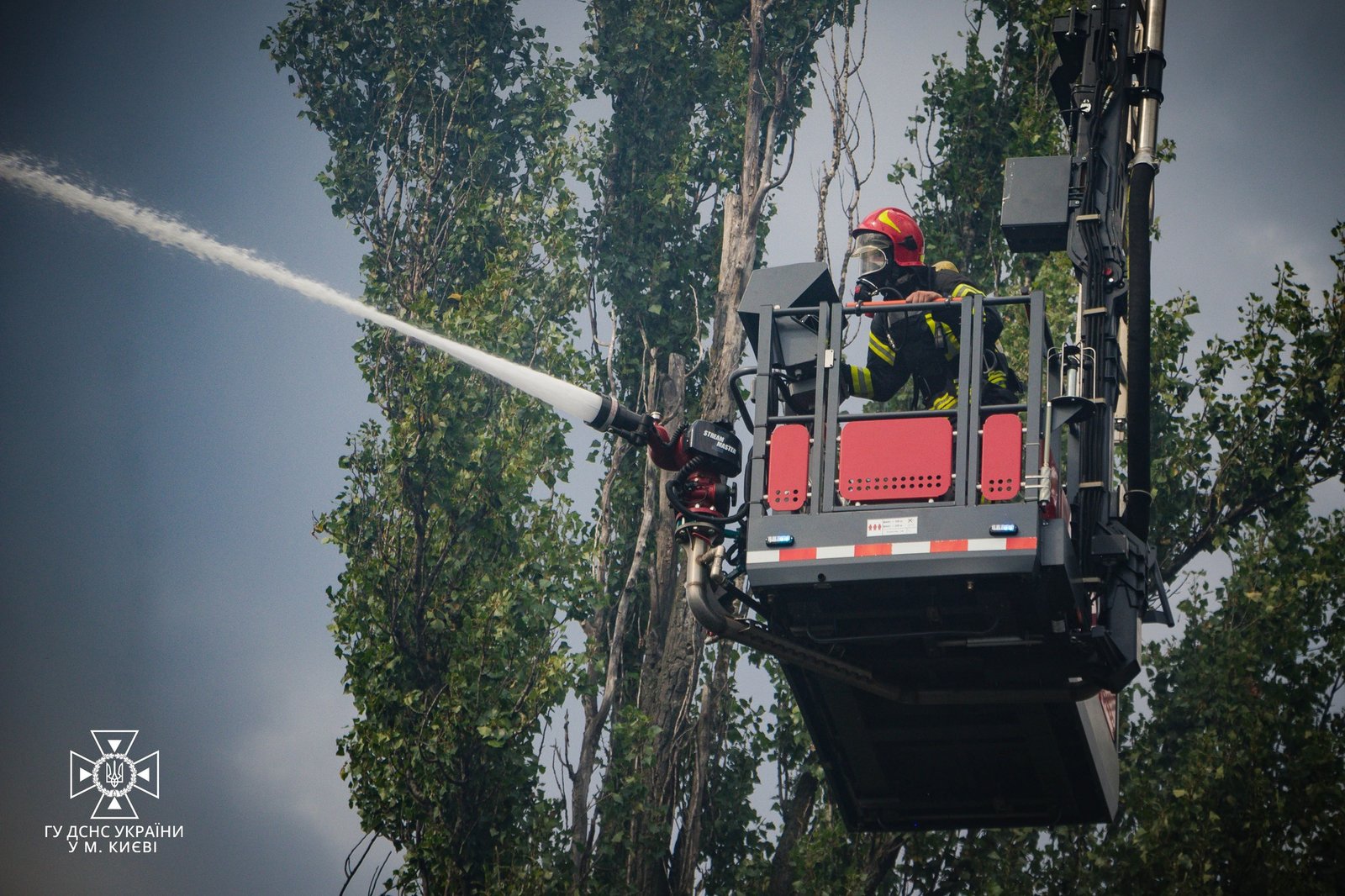 Масштабна пожежа у будинку на Печерську: що відомо 5