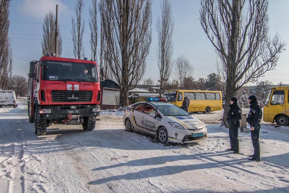 На месте также дежурили сотрудники полиции