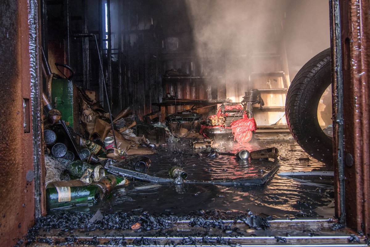Откуда такое количество бутылок - неизвестно