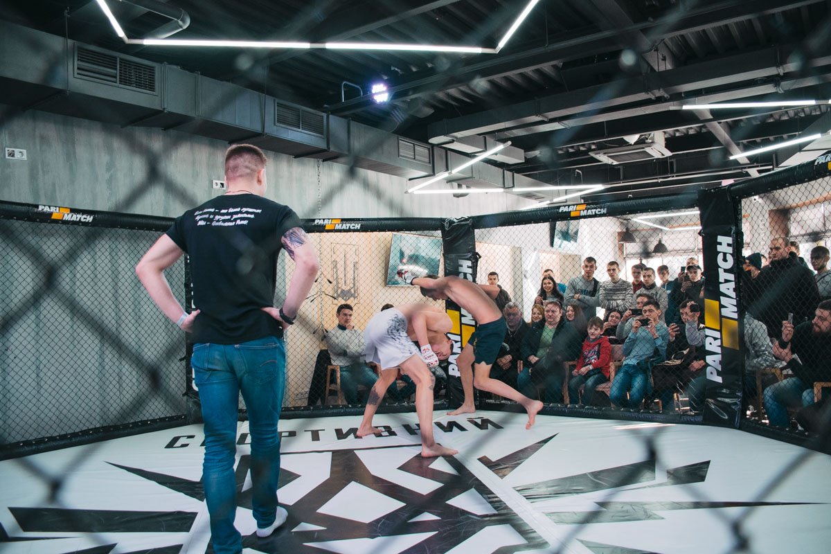 Во время фестиваля проводят бои по ММА