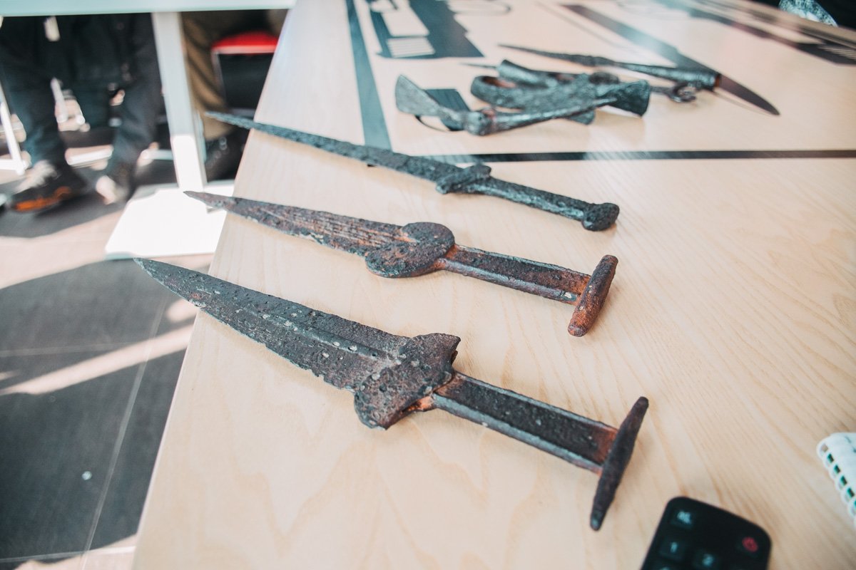 На выставке фестиваля показали оружие скифских воинов