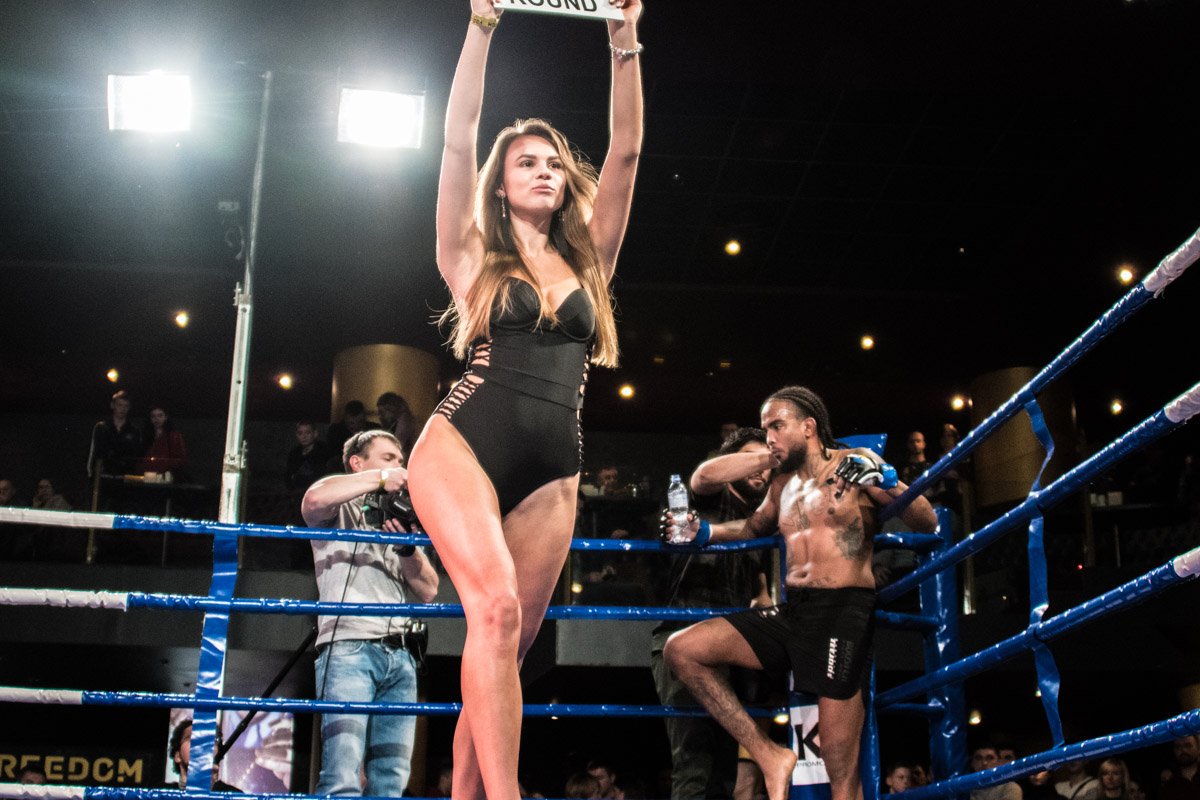 Бои шли раунд за раундом, а красивые ноги по расписанию