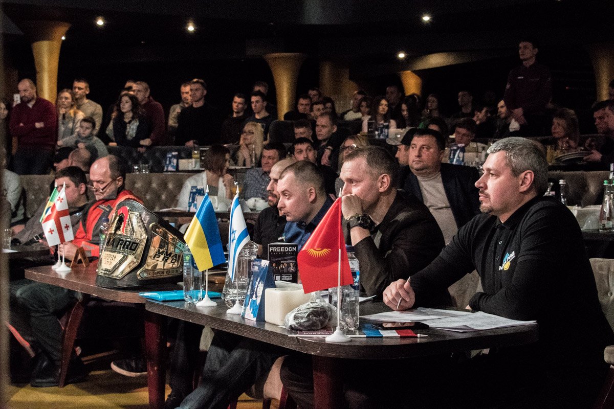 Судьи внимательно следили за ходом боев