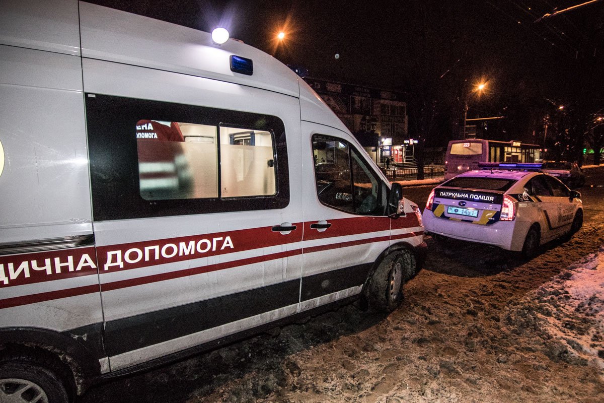 Врачи скорой оказали помощь пострадавшим прямо на месте ДТП Врачи скорой оказали помощь пострадавшим прямо на месте ДТП