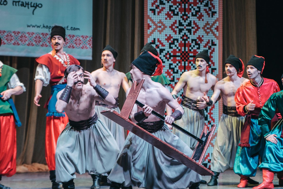 На сцене устроили настоящее театрально-танцевальное действие