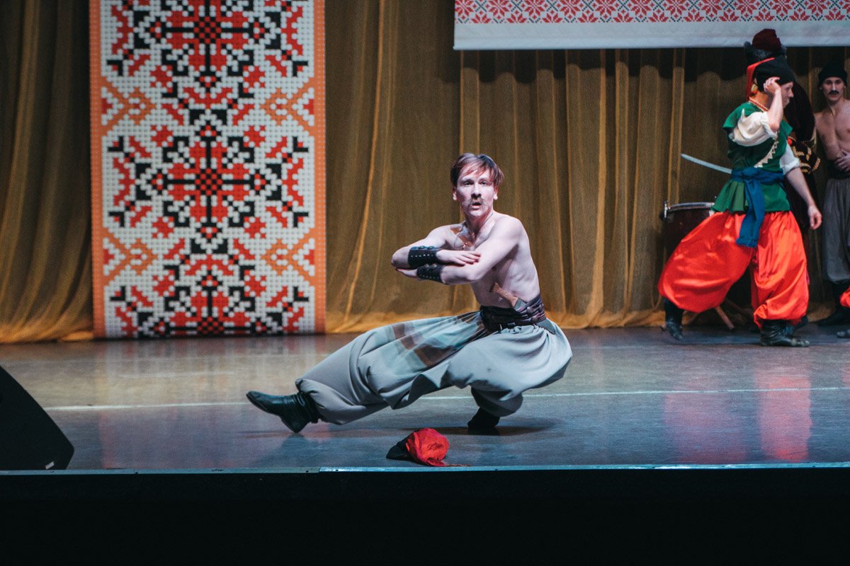 И танцуют они, как и дерутся, достаточно неплохо