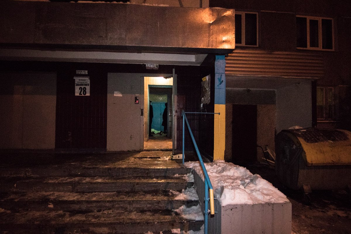 Именно в этом подъезде произошел смертельный пожар Именно в этом подъезде произошел смертельный пожар