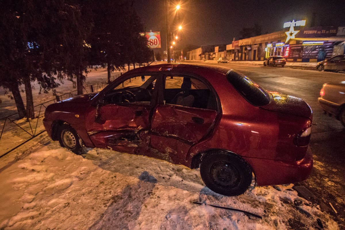 У Daewoo Lanos сильно повреждена левая боковая часть после столкновения