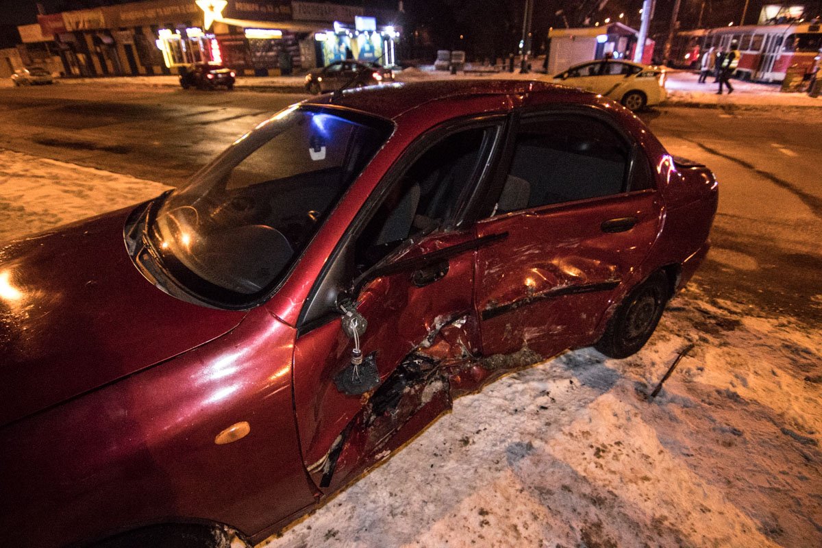 Водителя и пассажирку авто госпитализировали с места аварии