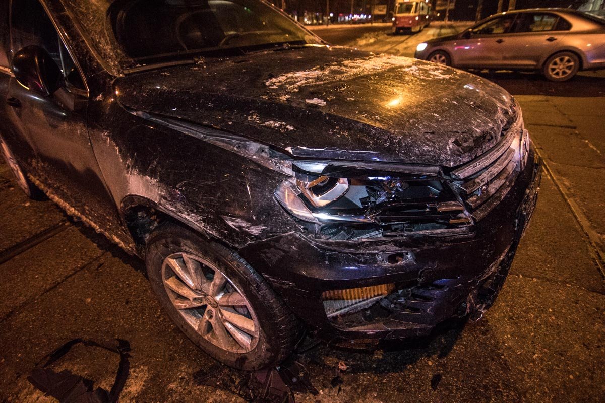 У авто немного повреждена правая часть переднего бампера