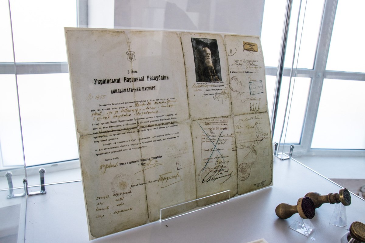 В Киеве показали, как выглядел Тризуб 100 лет назад 9