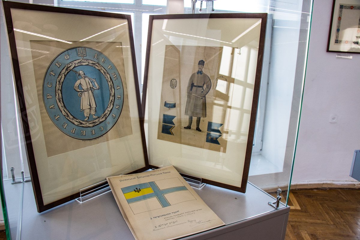 В Киеве показали, как выглядел Тризуб 100 лет назад 11