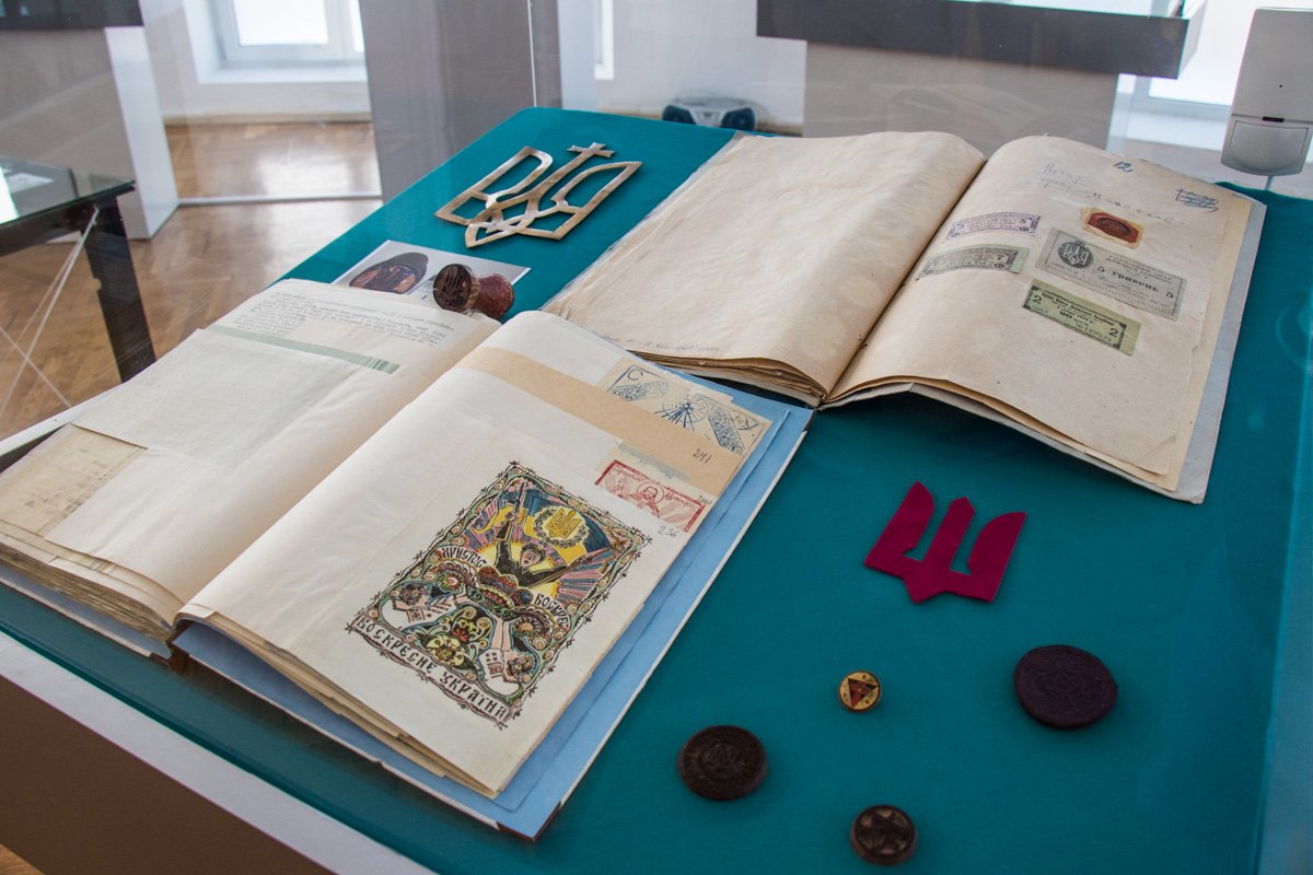 В Киеве показали, как выглядел Тризуб 100 лет назад 13