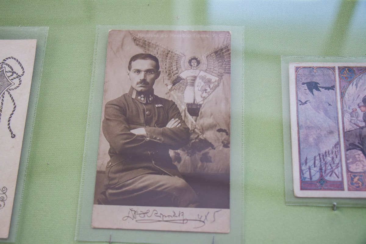 В Киеве показали, как выглядел Тризуб 100 лет назад 17