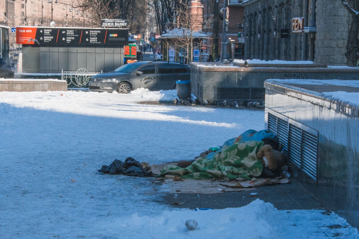 Бездомным приходится выживать в ожидании тепла