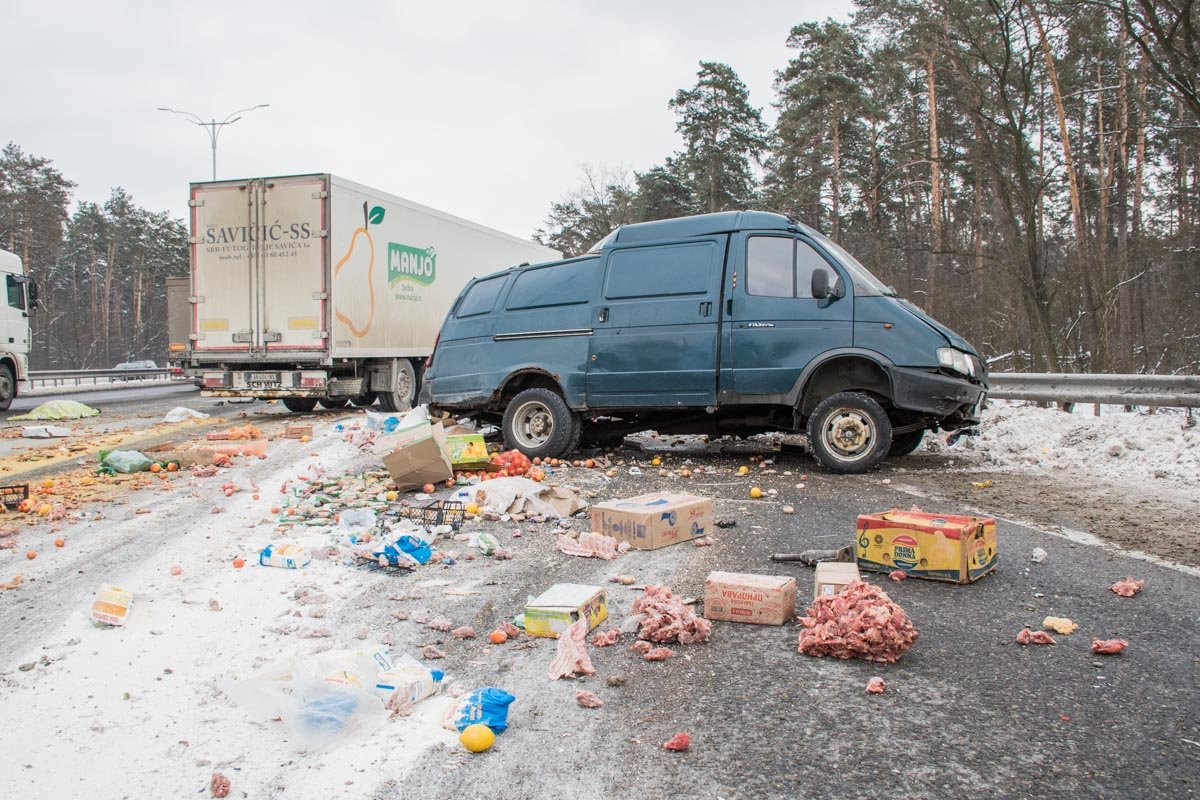 Еда разбросана по всей дороге