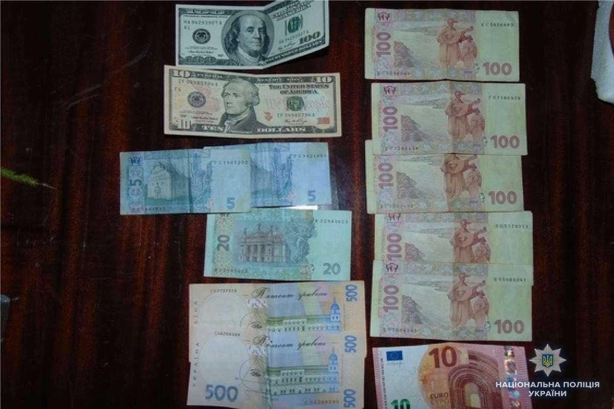 При осмотре злоумышленников полиция обнаружила деньги При осмотре злоумышленников полиция обнаружила деньги