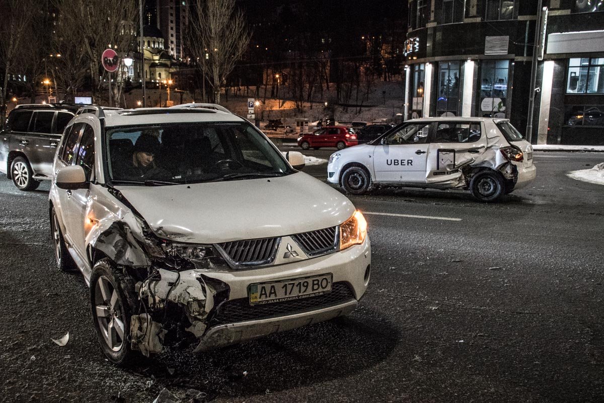 От удара машину такси развернуло 