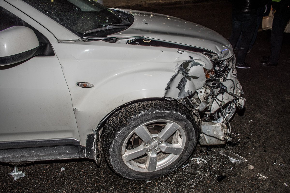 Девушка на внедорожнике ударилась головой 