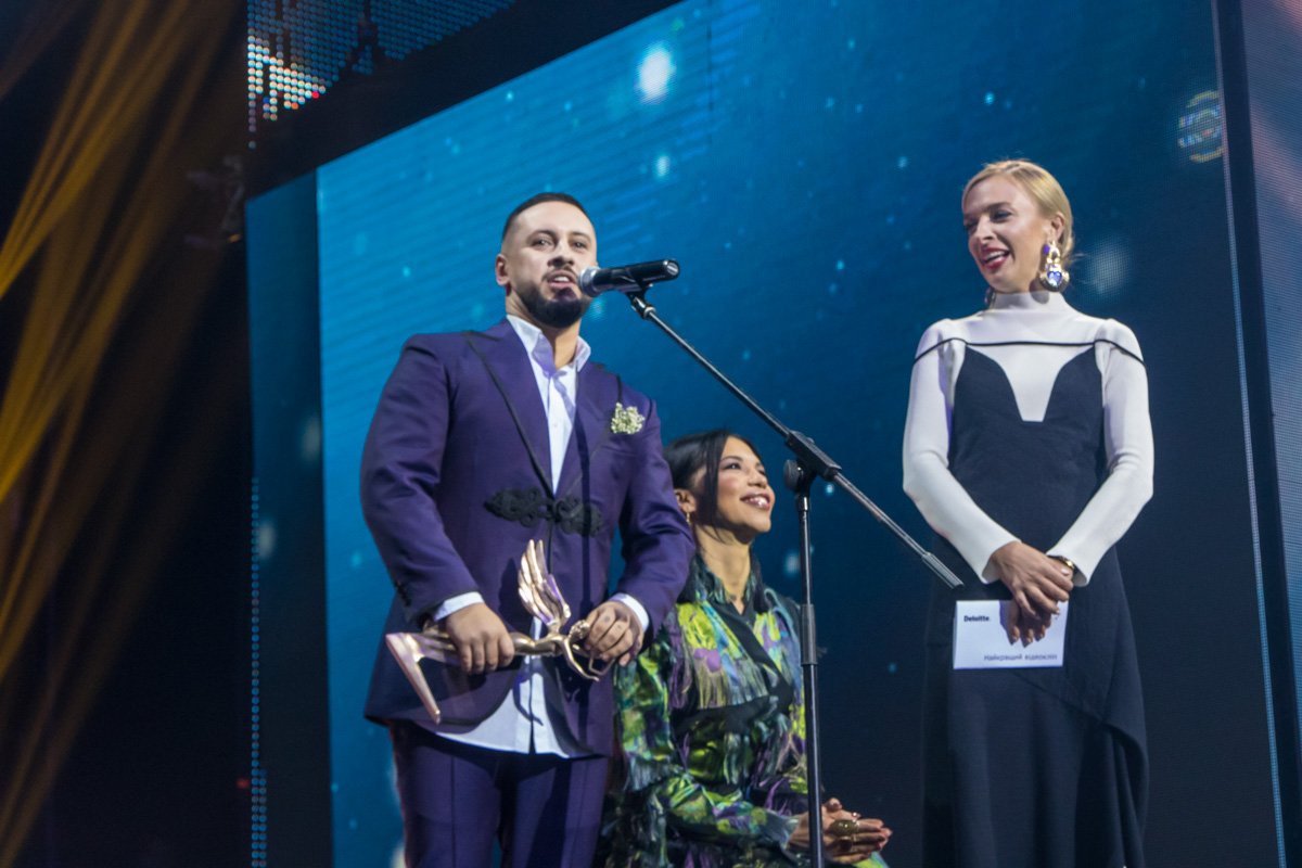 Каролина Ашион и Василиса Фролова на сцене дворца "Украина" подшучивали над маленьким ростом MONATIK