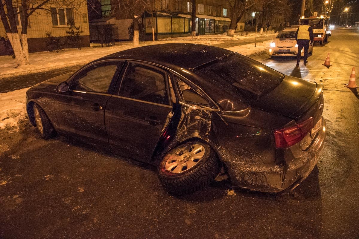 На улице Киквидзе Audi врезалась в фонарный столб