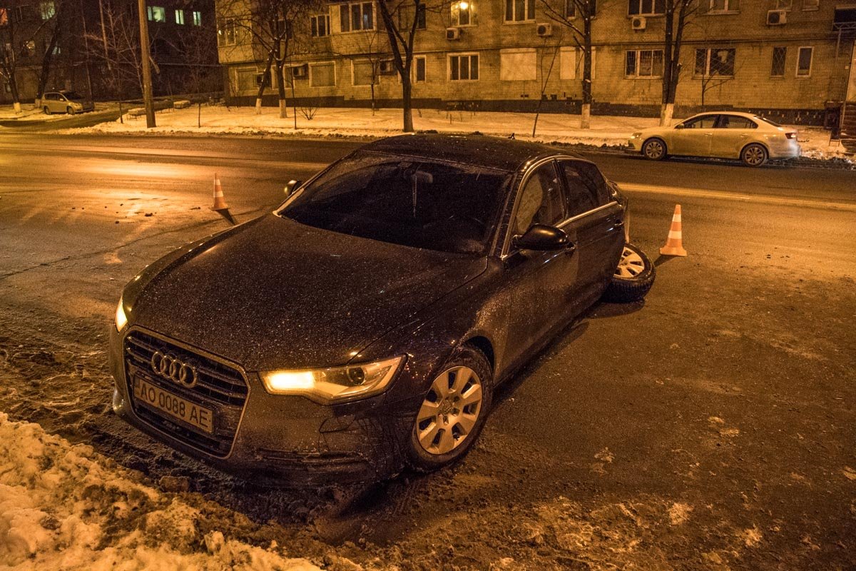 В машине вывернуто заднее колесо 