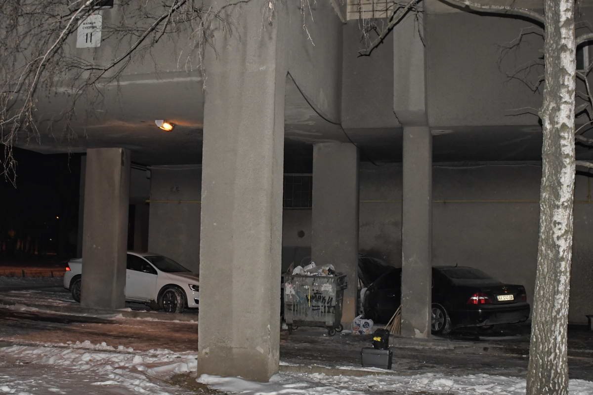 Двое мужчин бросили под иномарку сумку, после чего та вспыхнула