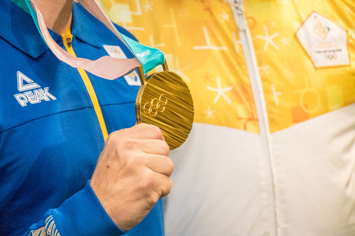 Чемпиона хвастался завоеванной медалью 