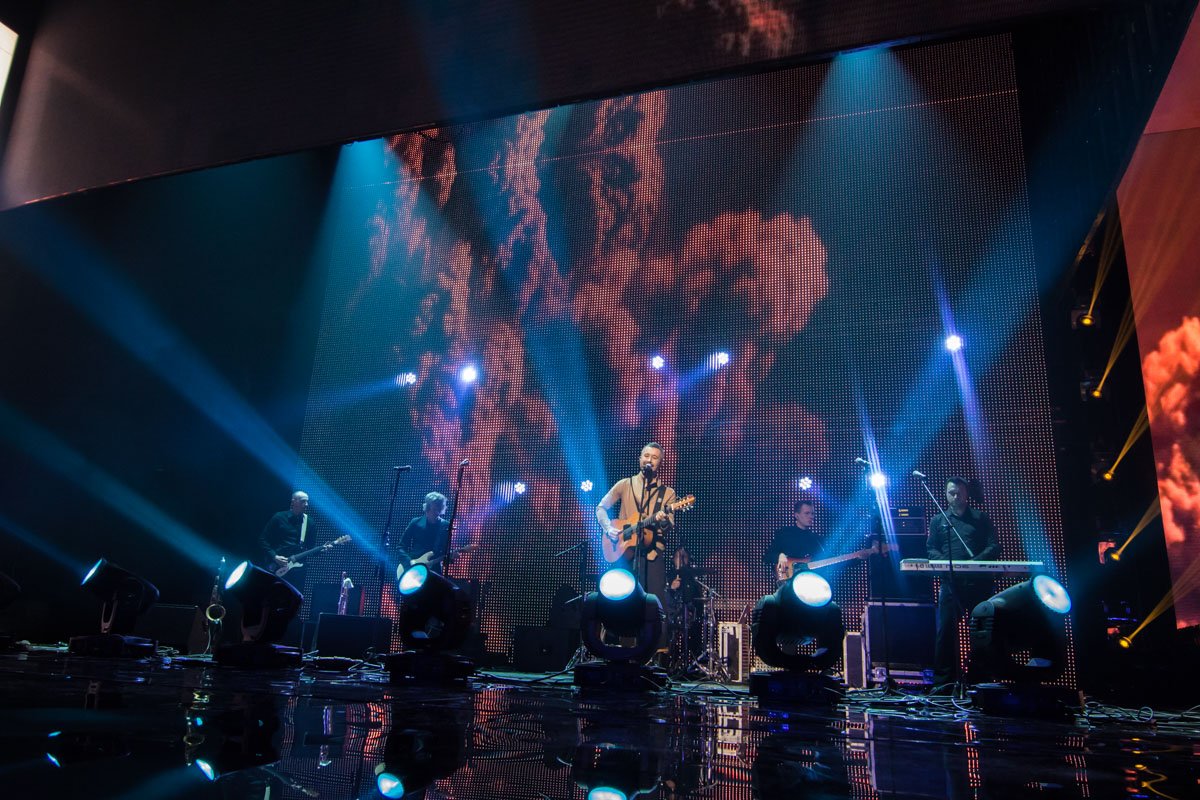 Сначала Сергей Бабкин начал петь на сцене один Сначала Сергей Бабкин начал петь на сцене один