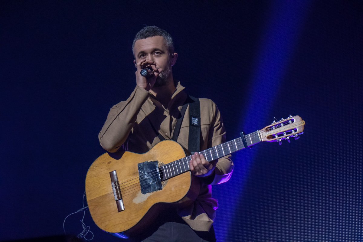 Исполнитель брал за живое своими песнями Исполнитель брал за живое своими песнями