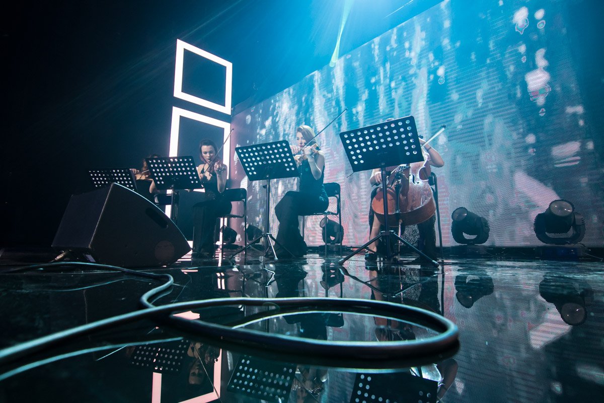 Вместе с рок-группой на сцене играл небольшой оркестр Вместе с рок-группой на сцене играл небольшой оркестр