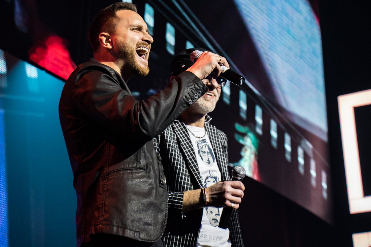 Вместе с ними спел фронтмен группы "Скай" Олег Собчук Вместе с ними спел фронтмен группы "Скай" Олег Собчук