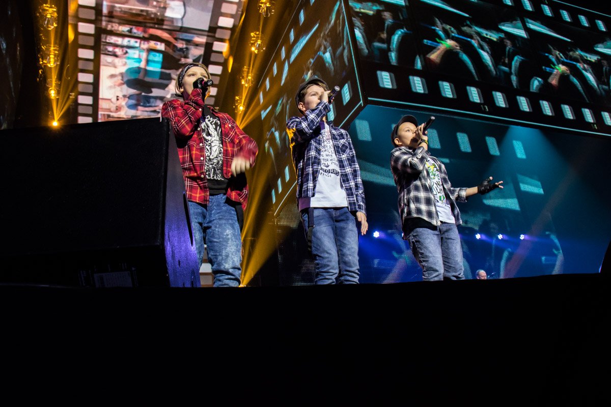 На бек-вокале у "Братьев Гадюкиных" пел детский коллектив На бек-вокале у "Братьев Гадюкиных" пел детский коллектив